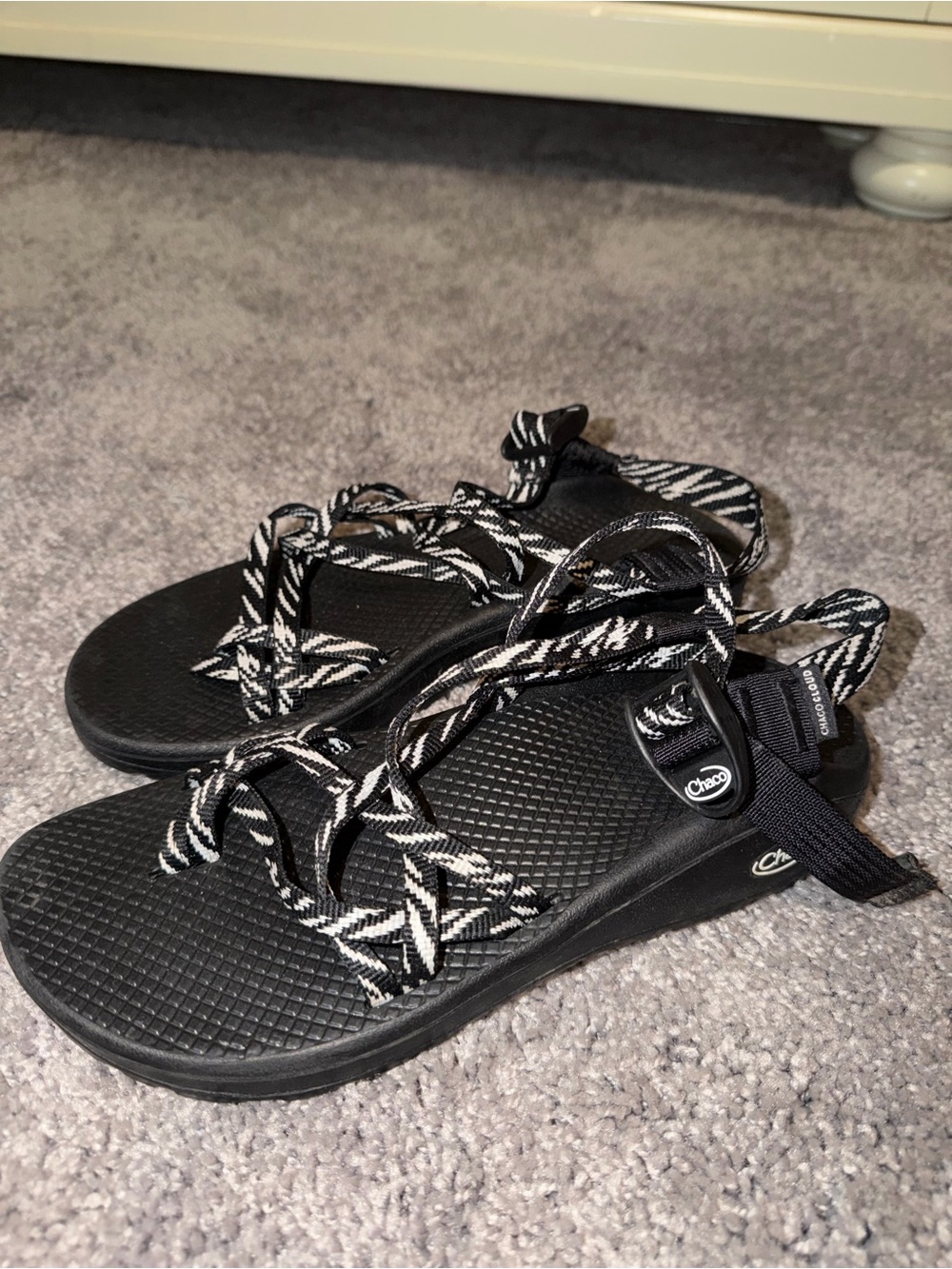 Chaco ZX/2 Cloud Sandals - Wily Black White Strappy Toe Loop - Size 9